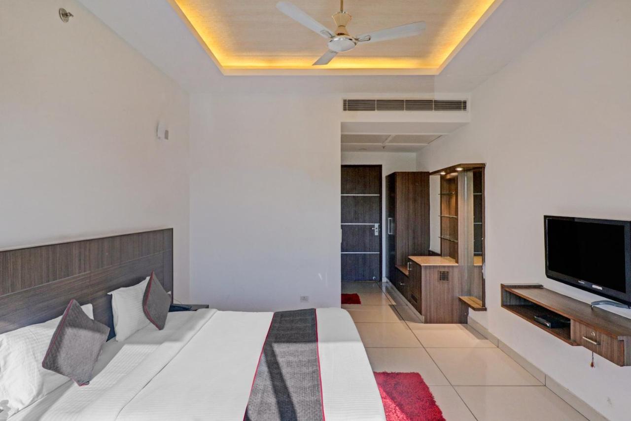 מלון דלהי Oyo Townhouse 484 Sanskriti מראה חיצוני תמונה