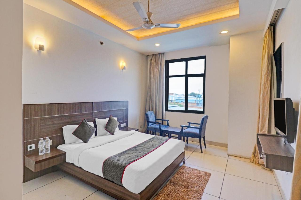מלון דלהי Oyo Townhouse 484 Sanskriti מראה חיצוני תמונה